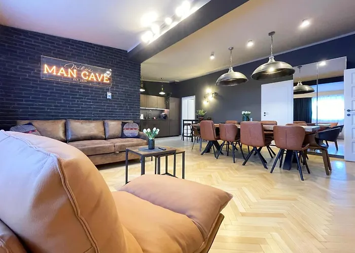 Upscale Apartments - Ac In Rooms, Ensuite Bathrooms, Lift - 8 Mins To Main Square
